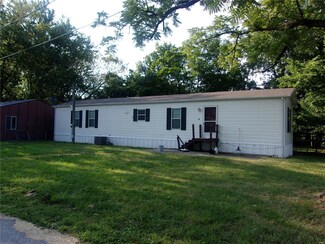 211 E Fitzgerrell St, Sesser, IL 62884