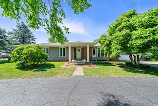 28 Lions Rd, Sandwich, IL 60548