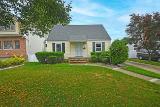 57 Netherwood Dr, Albertson, NY 11507