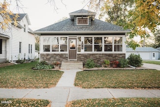 415 4th Ave SW, Jamestown, ND 58401