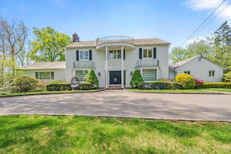 22 Channel Dr, Great Neck, NY 11024
