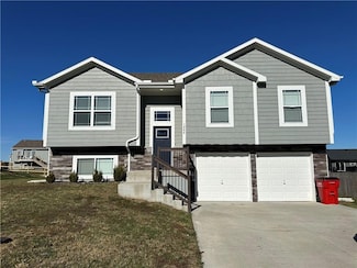 1004 NW 3rd St, Oak Grove, MO 64075