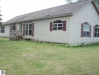 9676 S Grant Ave, Clare, MI 48617