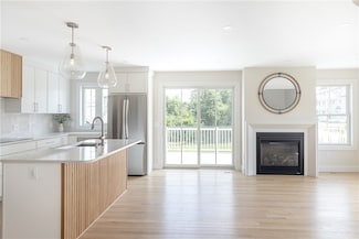 10 Mount Hope Ave, Portsmouth, RI 02871