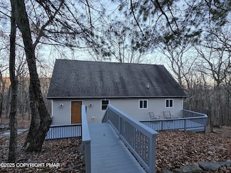 107 Berkshire Ct, Bushkill, PA 18324