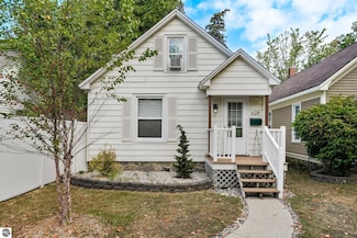 628 W Tenth St, Traverse City, MI 49684