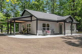 1060 S Hill St, Pentwater, MI 49449