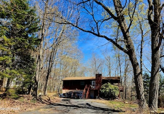 800 Pony Ct, Hawley, PA 18428