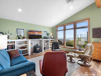 8281 Bayshore Dr, Clinton, WA 98236