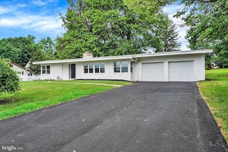 131 Country Club Rd, Red Lion, PA 17356