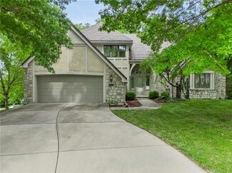 5713 N Woodhaven Ln, Parkville, MO 64152