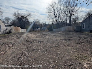 2817 W Willow St, Lansing, MI 48917