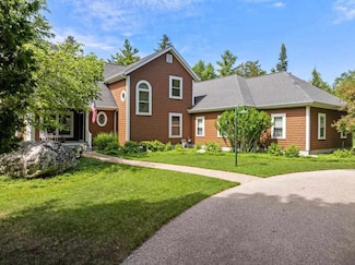 11705 Stonebridge Dr, Charlevoix, MI 49720