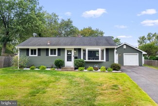 25 Phaeton Dr, Trenton, NJ 08690