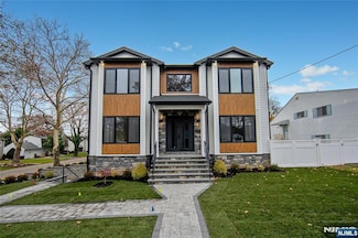 121 Circle Dr, Paramus, NJ 07652