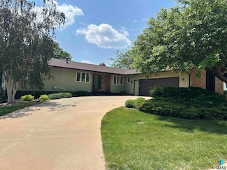 1205 W 37th St, Sioux Falls, SD 57105