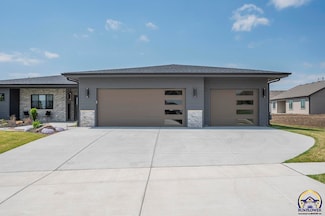 2635 SW Sherwood Park Dr, Topeka, KS 66614