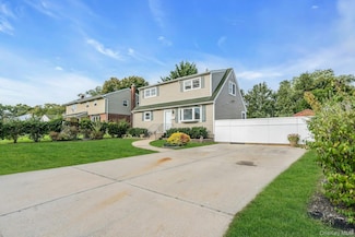 51 Arbor Ln, Centereach, NY 11720