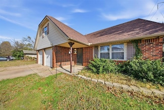 416 S English St, Moore, OK 73160