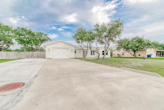 942 Hickory Ave, Rockport, TX 78382