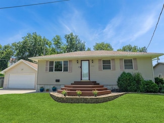 225 E Front St, Colfax, IA 50054