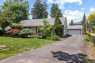 2420 Garland St, Sylvan Lake, MI 48320