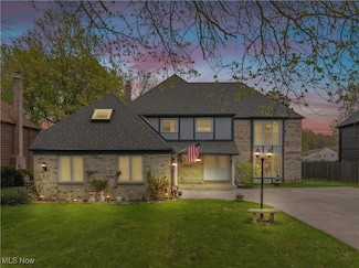 1579 Queens Ct, Westlake, OH 44145