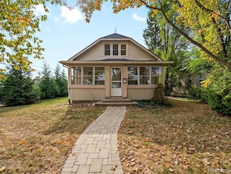 27 Nakota St, Clawson, MI 48017