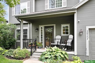 1711 Lakewood Dr, Papillion, NE 68046