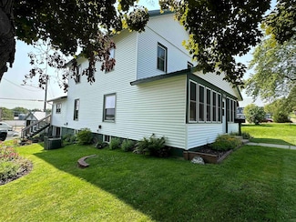 516 Academy St, Elroy, WI 53929