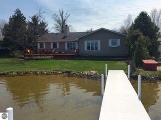 411 Lake St, Elk Rapids, MI 49629