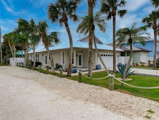 821 E 1st Ave, New Smyrna Beach, FL 32169