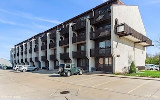 6660 W Woodriver Dr Unit 202, Niles, IL 60714