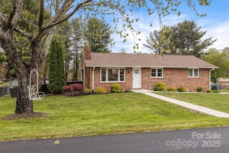57 Maplewood Knoll Dr, East Flat Rock, NC 28726