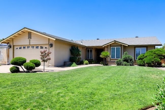 902 Lakewood Dr, Hanford, CA 93230