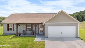 137 Storm Ln, Jacksboro, TN 37757