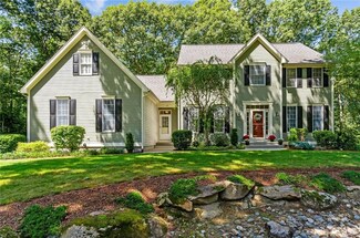 8 Douglas Dr, Saunderstown, RI 02874