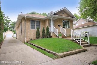 27 Sommers Ln, Staten Island, NY 10314