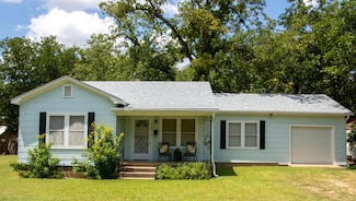 304 S Crockett St, Fredericksburg, TX 78624
