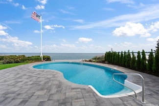 15 Oak Point Dr N, Bayville, NY 11709