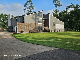 4500 Country Club Dr, Dickinson, TX 77539