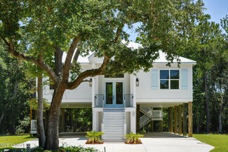 127 Oaks Blvd, Bay St. Louis, MS 39520