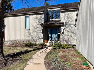 220 Thornhill Ln Unit B, Lake Barrington, IL 60010