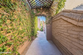 4963 E Commissary Ct, Tucson, AZ 85712