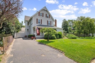 71 Willow Ave, Islip, NY 11751