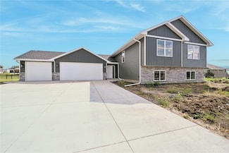 1382 Foxtail Dr, Fairfax, IA 52228