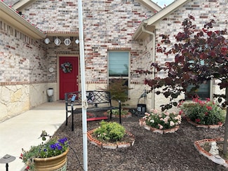 540 Islet Dr, Runaway Bay, TX 76426
