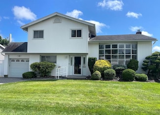302 Balchen St, Massapequa Park, NY 11762