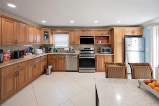 106 Parkview St, Plainview, NY 11803