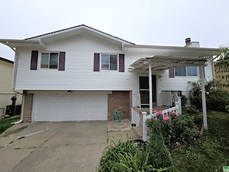 2543 W 20th St, Sioux City, IA 51103